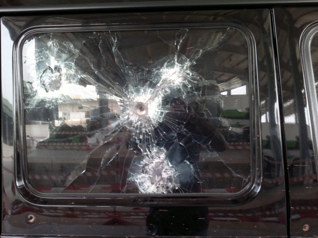 Um político na África Ocidental foi atacado em um carro à prova de balas com AR-15s e um semi de 18 rodas e sobreviveu.