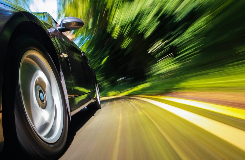 Por que as rodas parecem estar girando para trás em altas velocidades? Por que as rodas parecem estar girando para trás em altas velocidades?