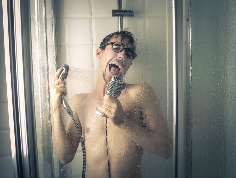 Por que as pessoas cantam no chuveiro?