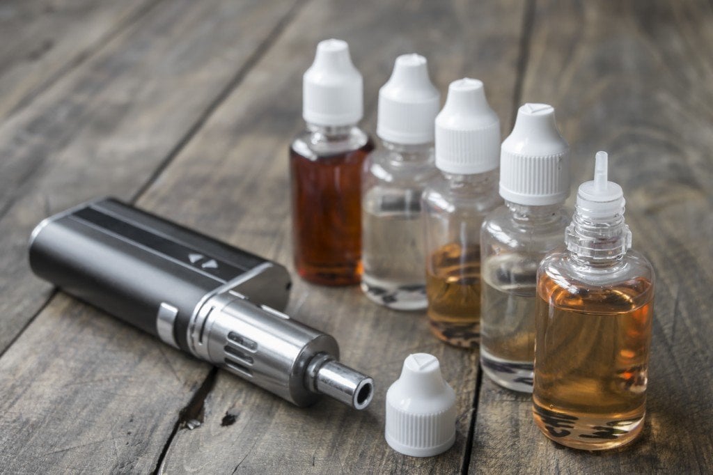 E-cigarro e refil garrafas (Crédito da foto: librakv / Fotolia)