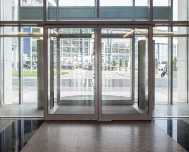 Automatic mall door