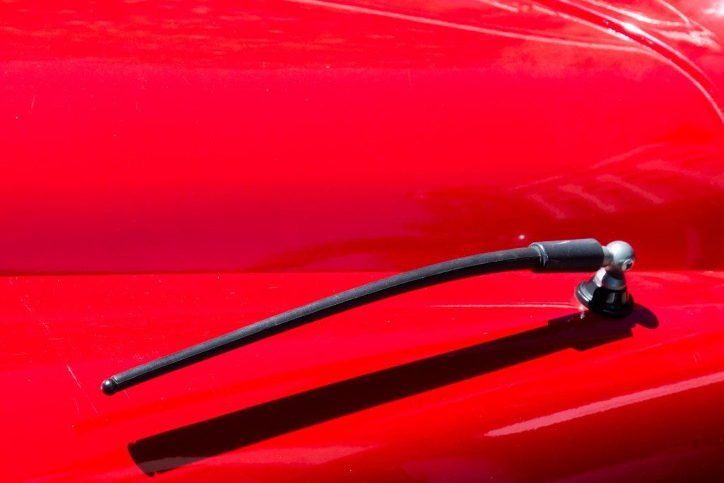 Mesmo um carro tem uma antena para o seu rádio Crédito: Karagrubis / Fotolia