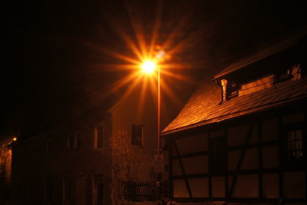 Lâmpada de rua à noite