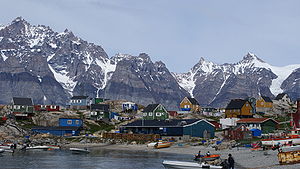 Ukkississat, uma das aldeias da Gronelândia.  População: 170. E decrescendo rapidamente.  Fonte: Wikipedia