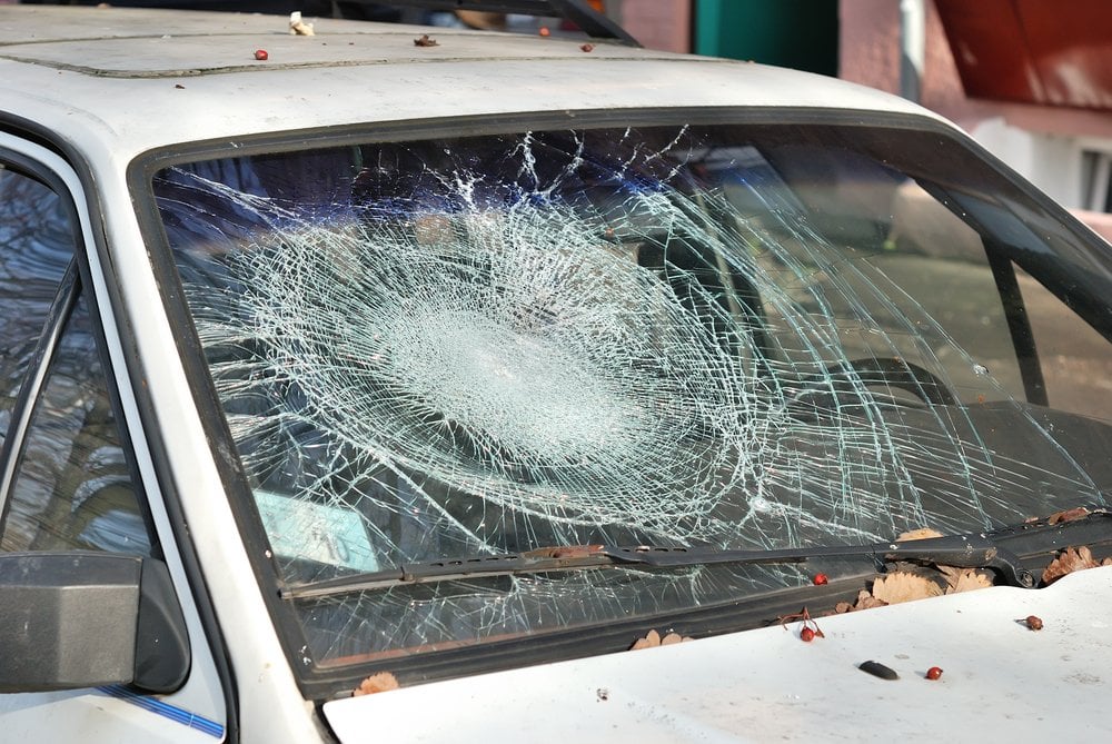 https://www.scienceabc.com/wp-content/uploads/2016/08/Car-broken-glass-Broken-Windshield-Gl0cks.jpg