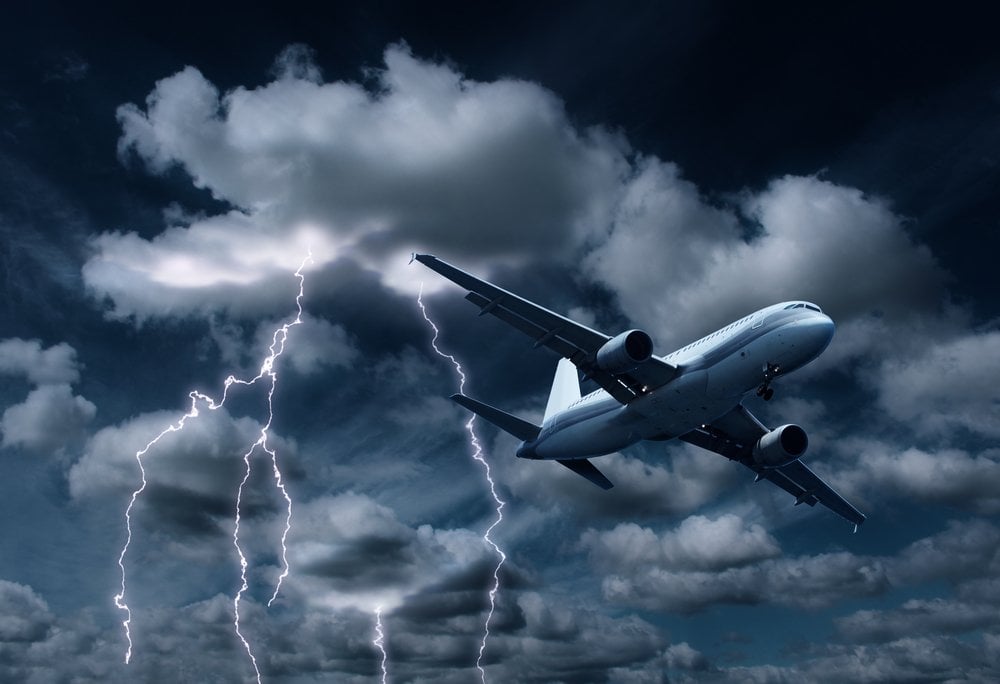 Avião produzindo tormenta turbulenta e relâmpagos