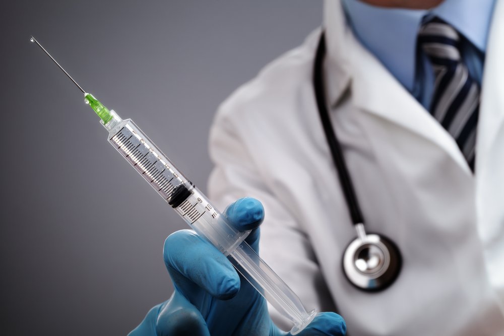 Doutor, segurando, injeção médica, siringa, e, estetoscópio, anestesia, medicina