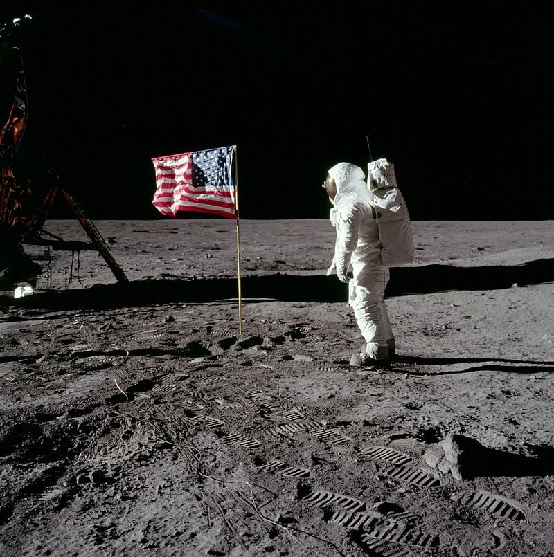Aldrin saúda a bandeira dos EUA