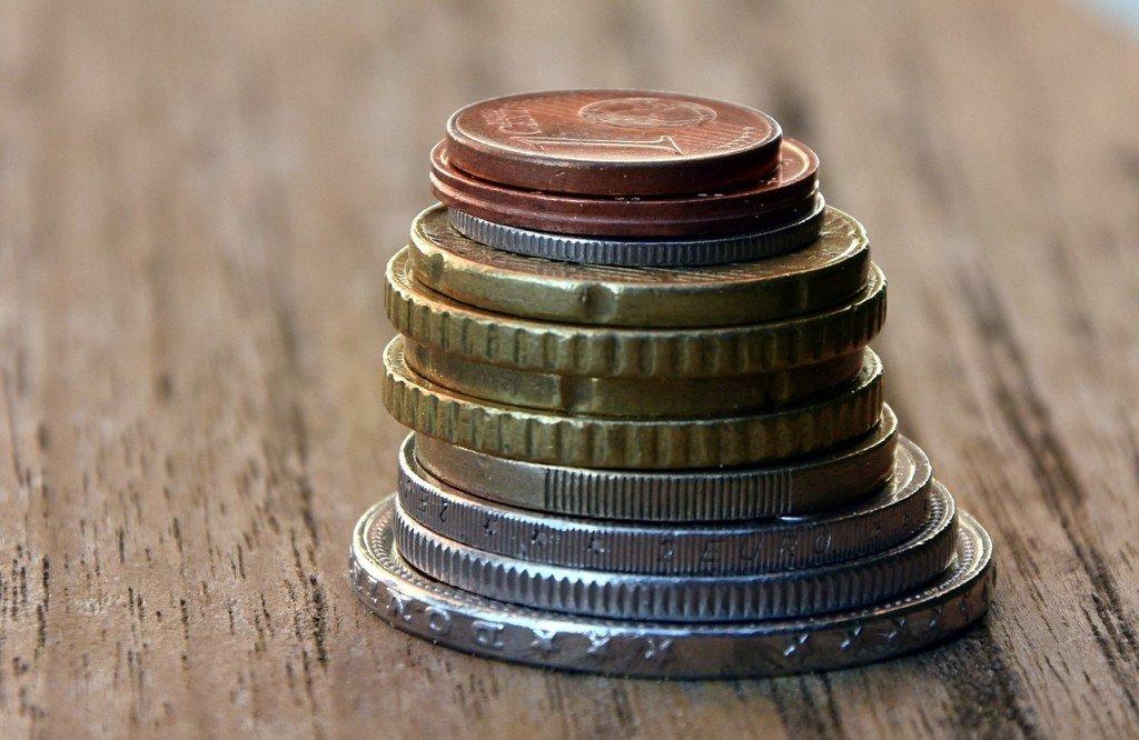 Por que algumas moedas têm entalhes na borda, enquanto outras não? Por que algumas moedas têm entalhes na borda, enquanto outras não?