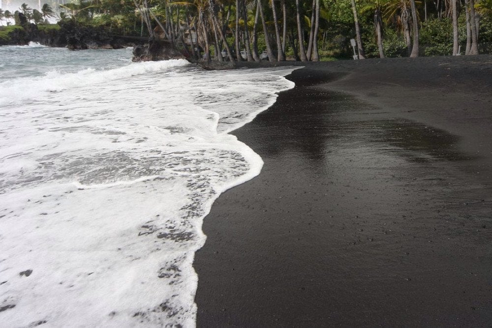 Praia da areia preta de Punaluu