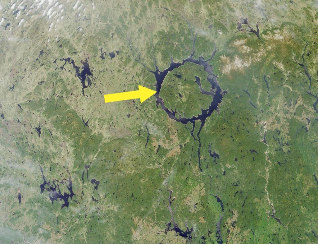 Lago Manicouagan, um lago em forma de anel em Quebec, no Canadá, é tudo o que permanece de uma cratera de um impacto maciço mais de 200 milhões de ouvidos atrás. Crédito da foto NASA.GSFC.LaRC.JPL.MISR Equipe