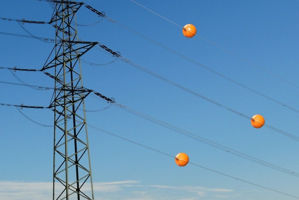 Pra que servem as bolas de plástico coloridas que ficam penduradas nos fios de energia? Pra que servem as bolas de plástico coloridas que ficam penduradas nos fios de energia?