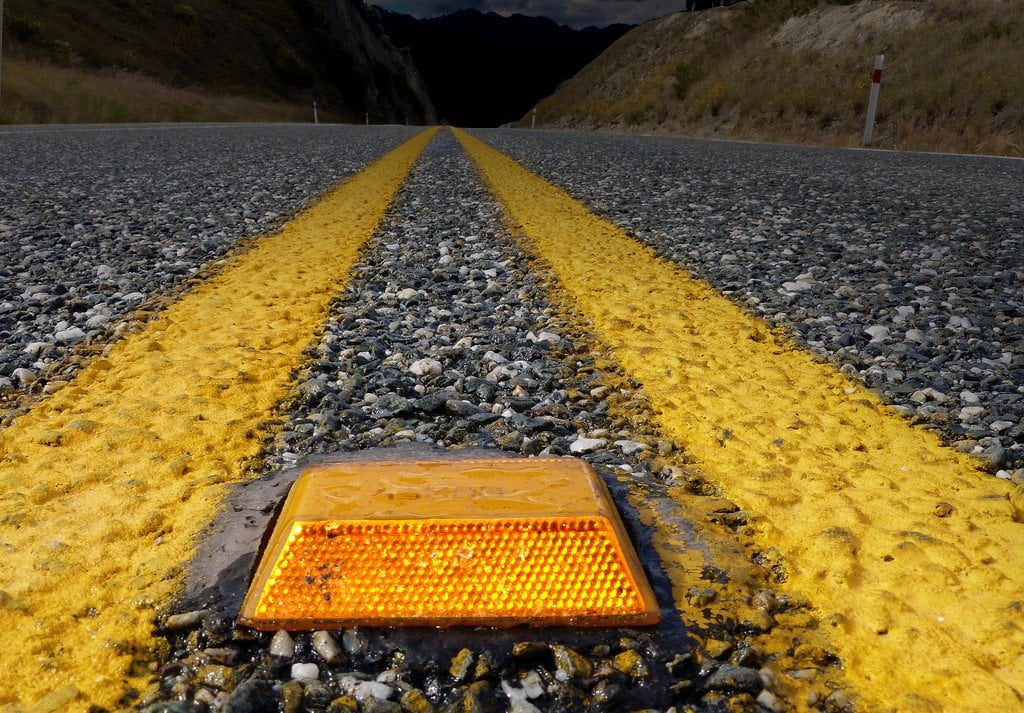 Marcador de estrada pavimentada