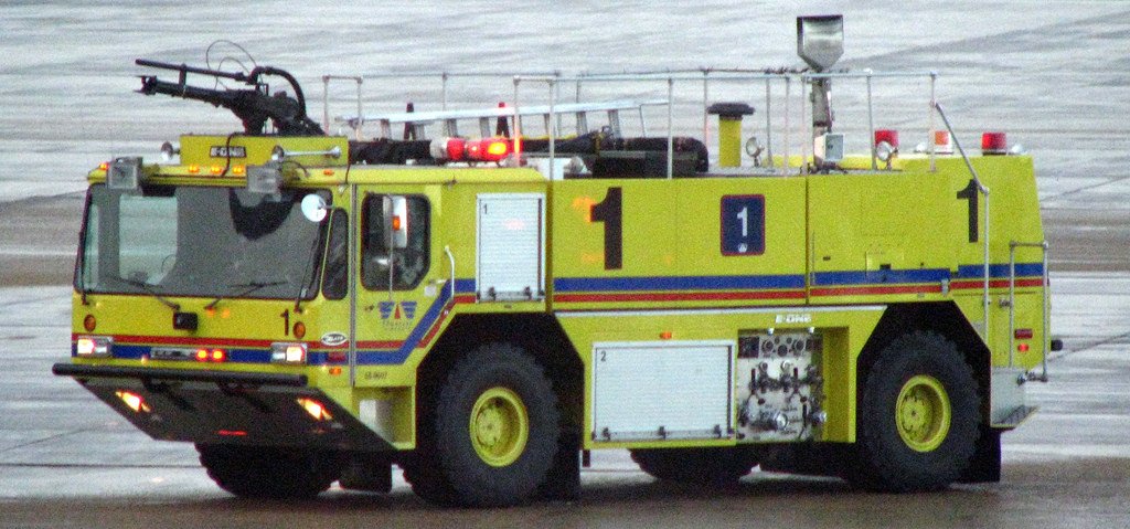 Caminhão de bombeiros amarelo e verde