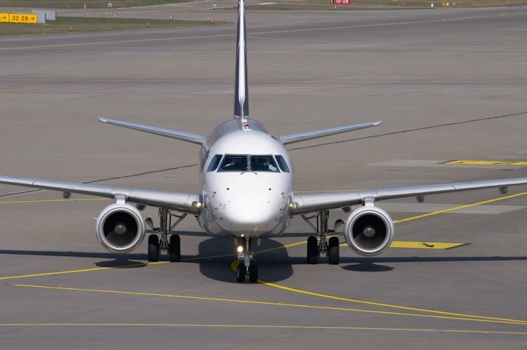 How Do Pilots Steer Their Aircraft While Taxiing On Runways? » ScienceABC