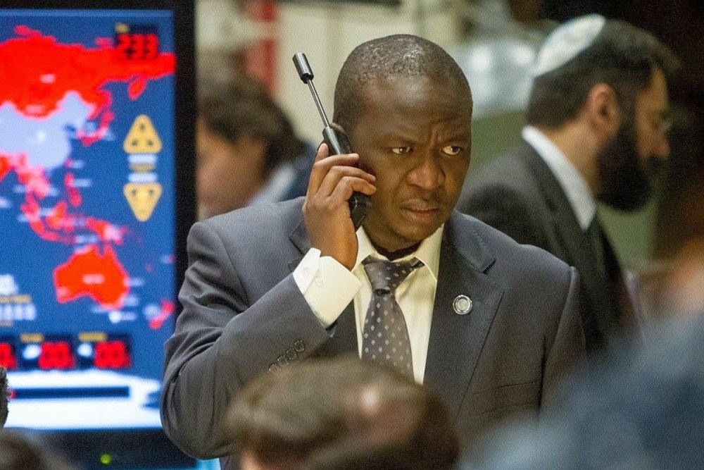Por que os telefones por satélite não se tornam a norma? 2 Fana Mokoena Usando o telefone via satélite no Movie World War Z