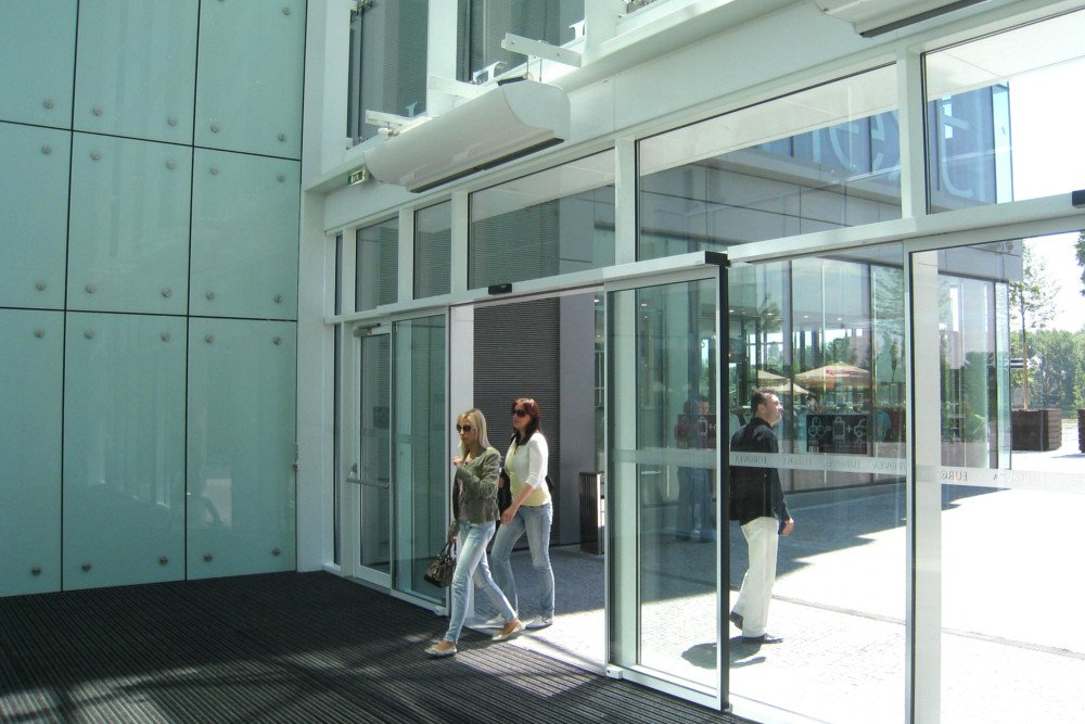 Air curtains in the shopingcenter