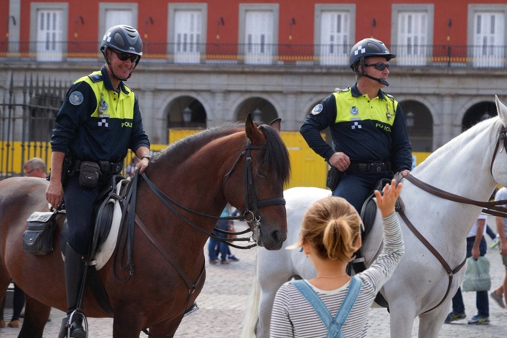 Policial montado smilling na menina