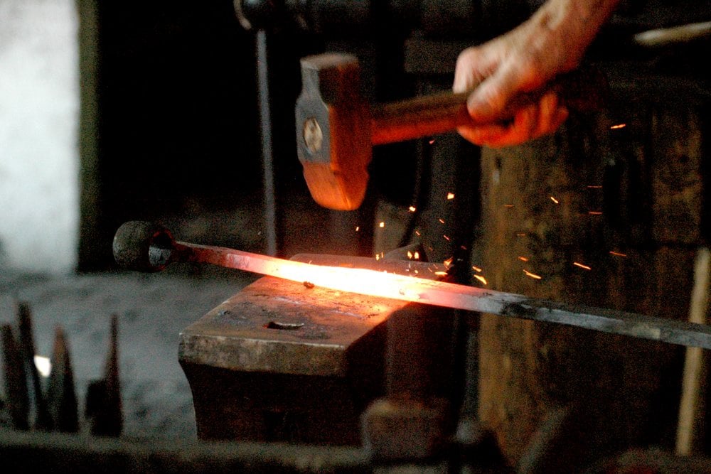 hammer heat iron rode blacksmith