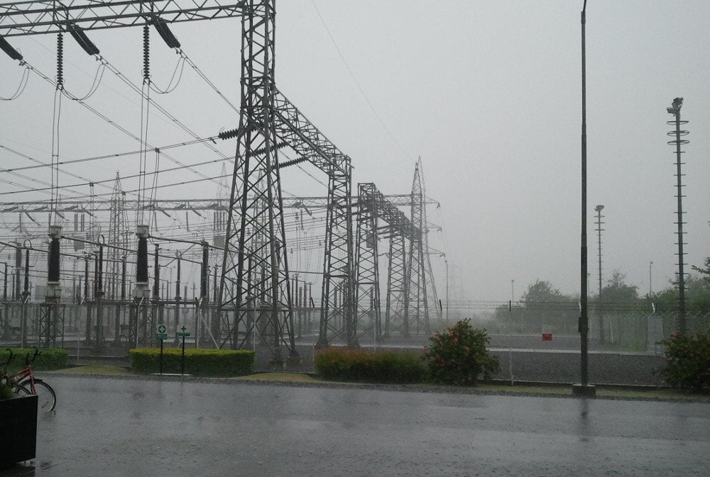 Why Don't Power Lines And Towers ShortCircuit During Rains? » ScienceABC