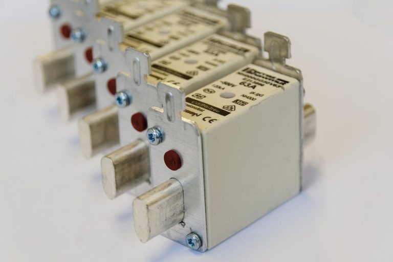 How Does Fuse Protect Circuit?