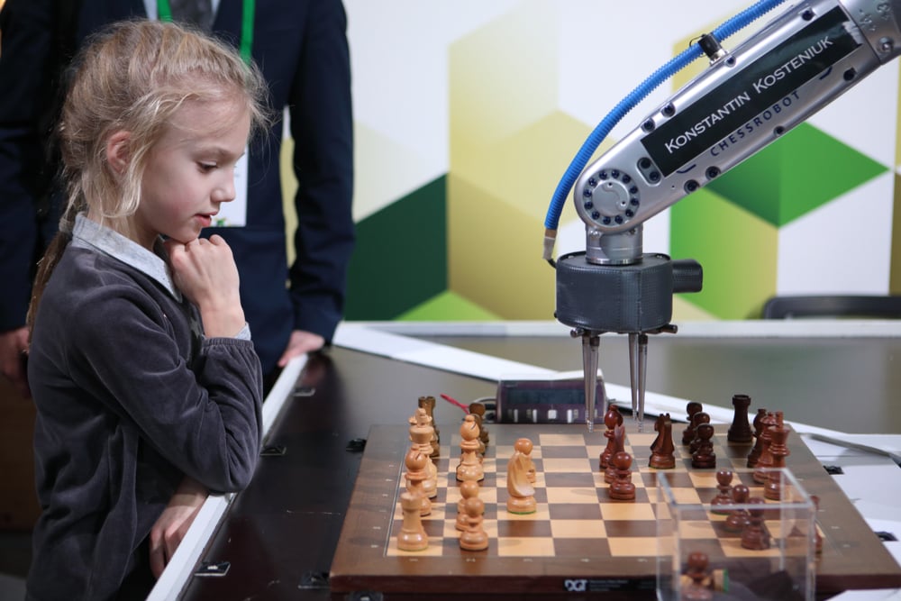 Robot playing chess with a girl in Exhibition Hall Manege during World Rapid and Blitz Chess(StockphotoVideo)S