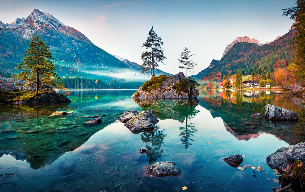 Beautiful autumn scene of Hintersee lake( Andrew Mayovskyy)s