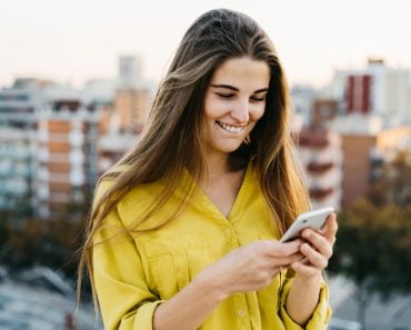 young attractive woman using her smartphone for send a message(katiaishere)