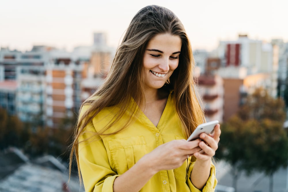 young attractive woman using her smartphone for send a message(katiaishere)