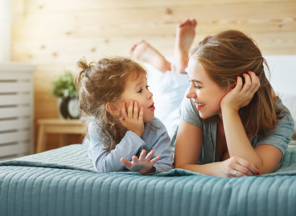 Happy family mother and child daughter play and laughing in bed(Evgeny Atamanenko)s