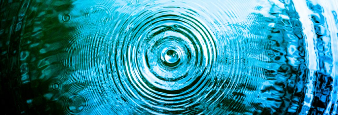 Top view Closeup blue water rings(YJ (1)