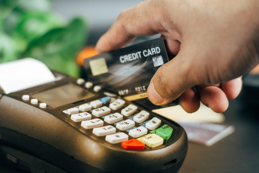 businessman hand pushing the button and swipe credit(Sakoodter Stocker)s