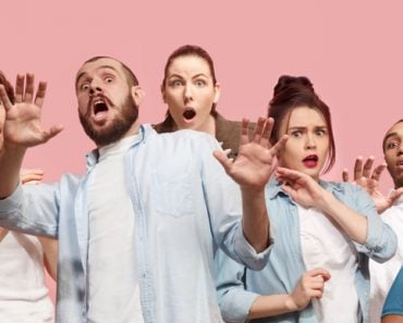 Group of frightened people, woman and man stressful keeping hands on head, terrified in panic, shouting(Master1305)S