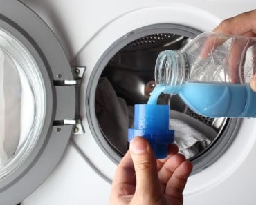fabric softener washing machine pour hand(Sergey Lapin)S