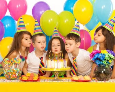 Group of joyful little kids celebrating birthday party(Svitlana Bezuhlova)s