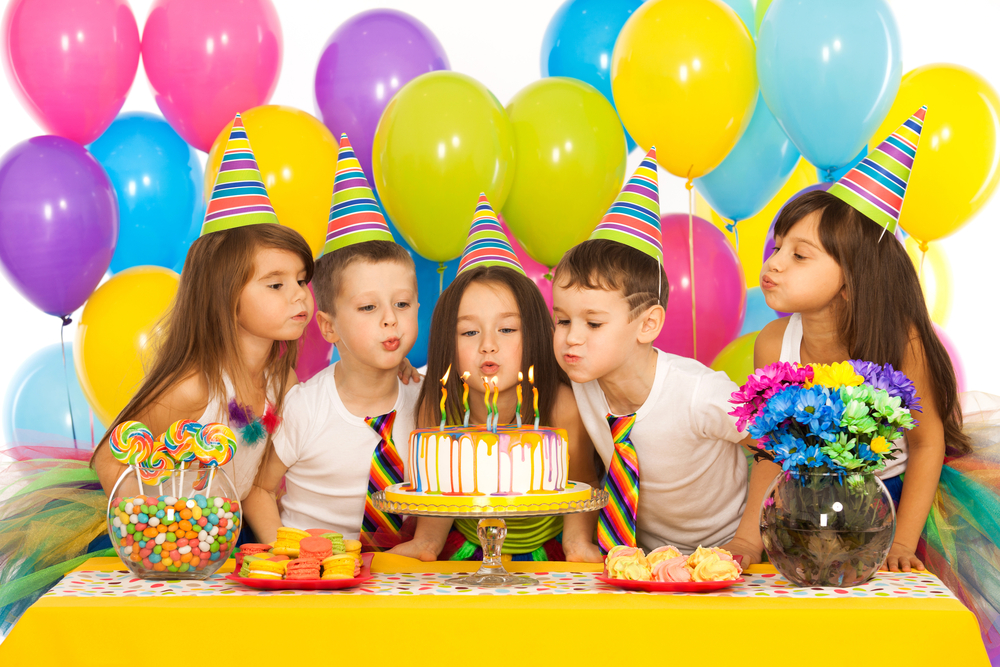 Group of joyful little kids celebrating birthday party(Svitlana Bezuhlova)s