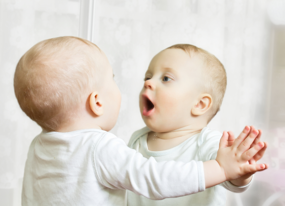 Ten month boy stands before the mirror(serg_dibrova)s