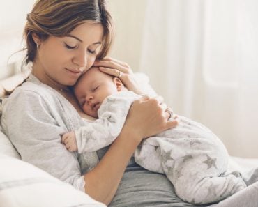 Loving mom carying of her newborn baby at home(Alena Ozerova)s