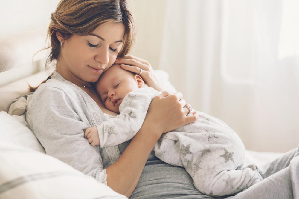 Loving mom carying of her newborn baby at home(Alena Ozerova)s