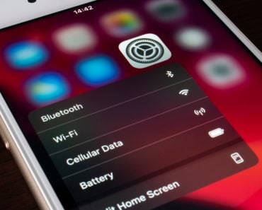 iPhone's settings icon displays bluetooth and wifi options to access easily(PSGflash)s