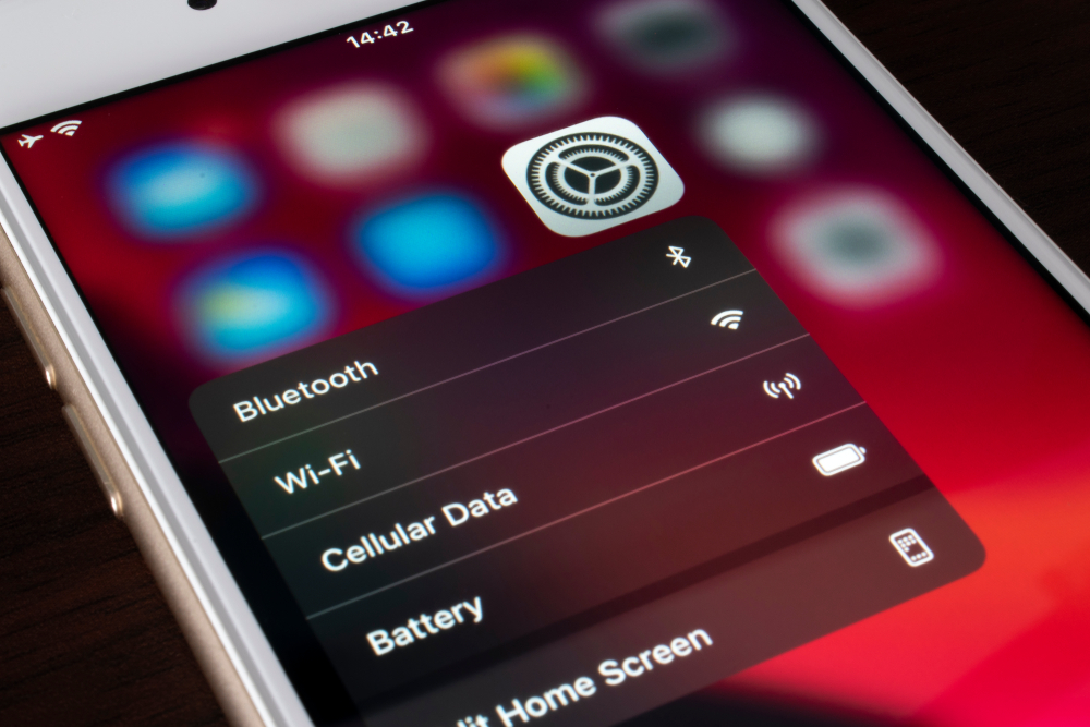 iPhone's settings icon displays bluetooth and wifi options to access easily(PSGflash)s