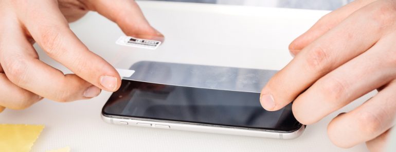 installation of protective cover film on the smartphone(PRESSLAB)s