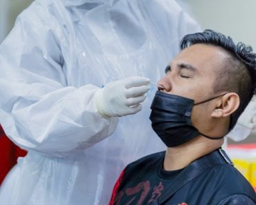 kuala-lumpur-malaysia-june-2021-employee-a-factory-undergo-covid-19-swab-test-on-20-july-2021-in_t20_4djnEy