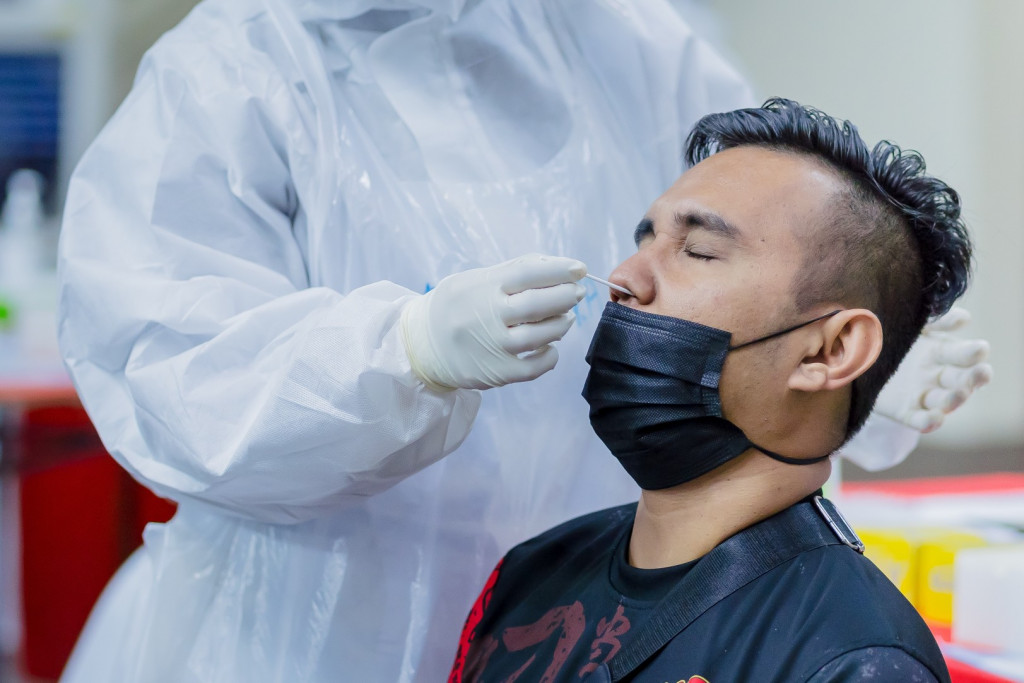 kuala-lumpur-malaysia-june-2021-employee-a-factory-undergo-covid-19-swab-test-on-20-july-2021-in_t20_4djnEy