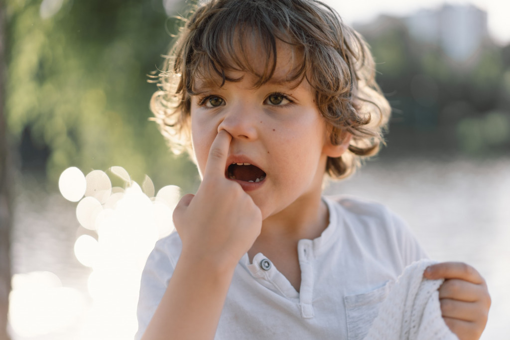 nostril-finger-nose-picking-child-emotion-lifestyle-childhood-kid-background-outdoor-happy-people-boy_t20_zWkJkX