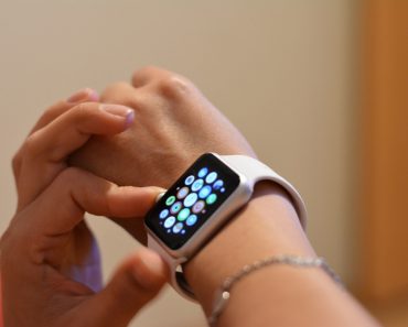 woman-using-apple-sport-watch-on-right-hand_t20_1JeVgg