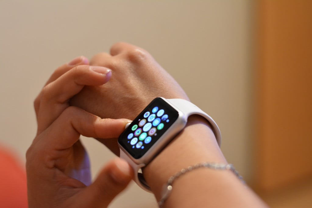 woman-using-apple-sport-watch-on-right-hand_t20_1JeVgg