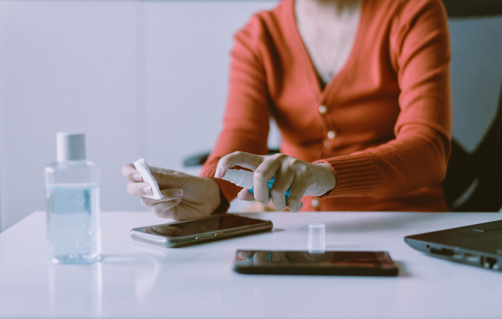 Why Does Water Ruin Electronics But Alcohol Often Doesn't? » ScienceABC