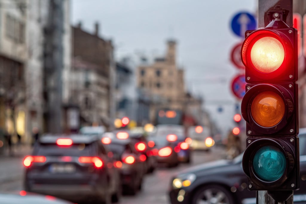 a-city-crossing-with-a-semaphore-red-light-in-semaphore-light-semaphore-city-traffic-safety-stop-sign_t20_YwJZKx