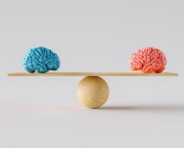 Wooden,Scale,Balancing,One,Woman,Brain,And,One,Man,Brain.